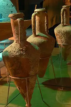 Amphores rhodiennes mises au jour dans l'épave de Kyrénia, naufragée au large de Chypre vers 300 av. J.-C. Musée de l'épave de Kyrénia.