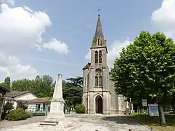 Monument aux morts de Lédat devant l'église.