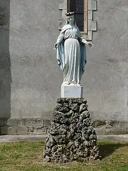 Statue de la Vierge Marie à côté de l'église Saint-Géraud.