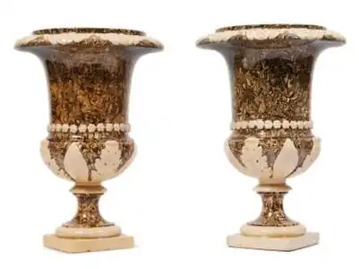 Paire de vases Médicis en terre flammée, localisation inconnue.