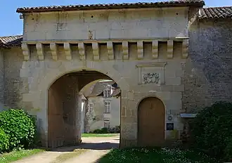 Le portail d'entrée du château de Léray.