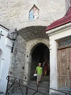 Porte de la tour de la Jambe courte et statue de la Vierge.