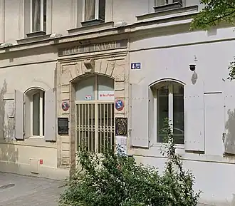 Au no&nbsp;4 bis, porche d'entrée de l'École de travail.