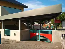 vue de l'entrée de l'école communale de Mouxy