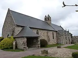 L'église paroissiale Saint-Alban : façade sud et porche.