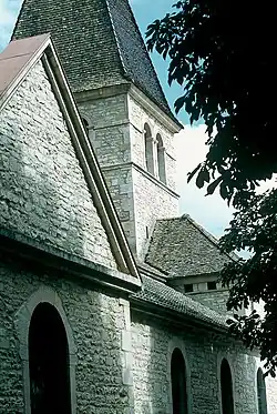 Un édifice bâti dans le style néo-classique : l'église Saint-Denis.