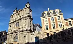 à gauche, une grande chapelle baroque du XVIIe&nbsp;siècle ; au centre, l'entrée ; à droite, des bâtiments XIXe&nbsp;siècle du lycée donnant sur la rue