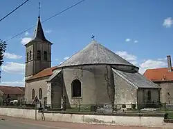 L'église de Cusey et sa rotonde.