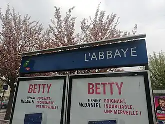 Plaque signalétique indiquant le nom de la station de tramway.