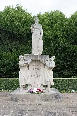 Monument aux morts, L'Aigle, jardin de l'hôtel de ville.