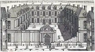Armoiries sculptées dans le tympan d'un fronton (hôtel de Longueville).