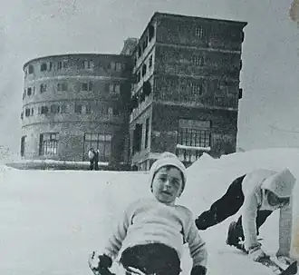 L'Albergo Campo Imperatore vers 1940. Ancienne forteresse aménagée en station de sports d’hiver et redevenue pour Mussolini une prison.