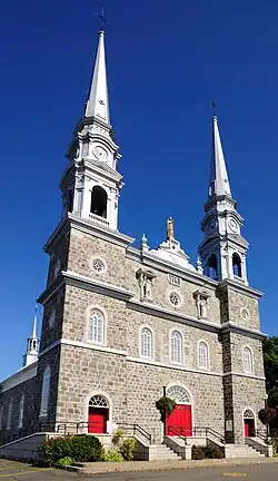 Façade et parvi de l'église Notre-Dame-de-Bon-Secours à L'Islet, 2008.
