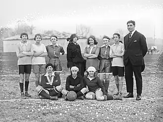 Photographie en noir et blanc d'une équipe de football féminin.
