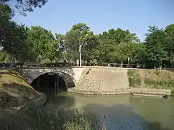 Canal du Midi : les ouvrages du Libron, aux environs de Vias, près d'Agde.