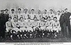 Photographie en noir et blanc représentant vingt personnes.