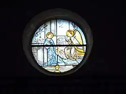 L'Annonciation, vitrail dans l'église.