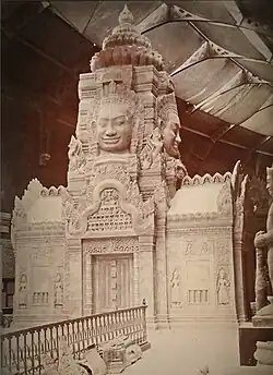 Assemblage de L. Delaporte évoquant le temple du Bayon au musée indochinois du Trocadero (1900-25)Épreuve à l'albumine