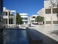Fontaine des rochers et esplanade centrale.