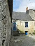maison couverte d'ardoise avec niche