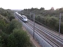 Un TGV sur la LGV Atlantique, près du lieu-dit nommé Plafus.