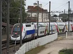 La rame inaugurale du 8 septembre 2011 avec à son bord le président de la République Nicolas Sarkozy et les personnalités quitte l'évitement impair de Genlis pour circuler sur les 140&nbsp;km de la ligne LGV.