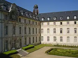 Vue de la cour Louis XIV.