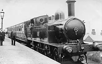 La 2288 en gare avec trois voitures.