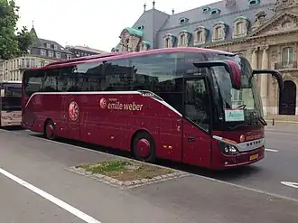 Un autocar rouge de la marque Setra appartenant à l'entreprise.