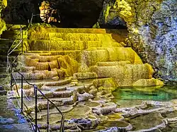 Intérieur des grottes de la Balme.