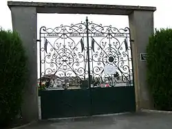 Détail du portail du cimetière.