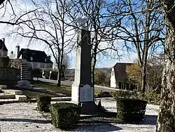 Le monument aux morts et, au second plan, la stèle des déportés.