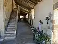 Le cimetière-préau.