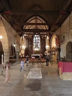 Le vaisseau principal couvert d'un douvis de bois porté par des sablières et maintenu par des poutres à engoulants.