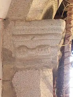 La cordelière d'Anne de Bretagne sculptée sur le chapiteau occidental de la première arcade de la nef.