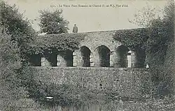 Le vieux pont de Chevré au début du XXe&nbsp;siècle (carte postale).