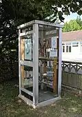 Ancienne cabine téléphonique recyclée en boîte à livres.