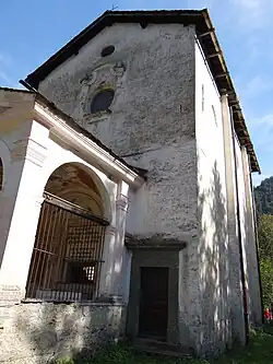 Le porche et la chapelle.