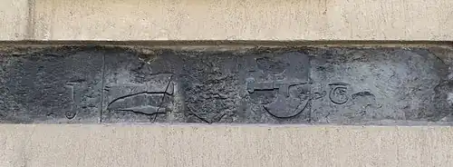 Enseigne de bourrelier avec armoiries martelées, nos&nbsp;5-7 rue de la République.