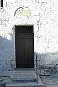 Porte romane principale (à gauche de la façade).