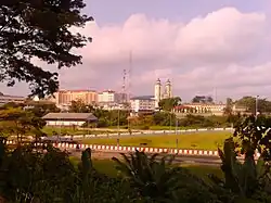 Vue d'ensemble de la cathédrale Saints-Pierre-et-Paul de Douala.