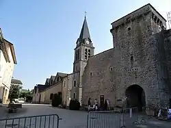 L'église intégrée aux fortifications.