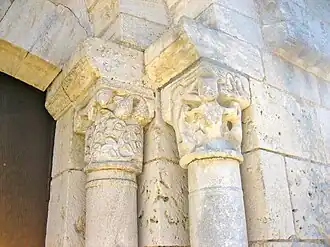 Chapiteaux du portail.