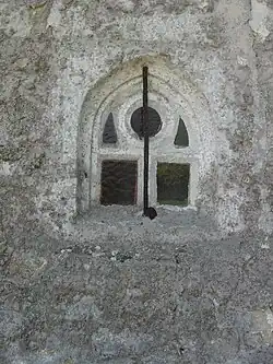 Curieuse petite fenêtre gothique.