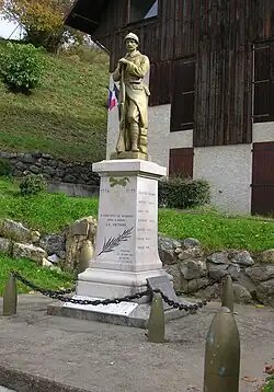 Le monument aux morts à La Chapelle.