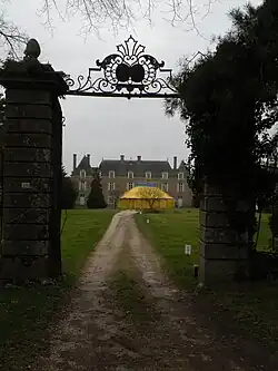 Le château vu du portail d'entrée.