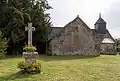 La chapelle Saint-Méen et sa croix : vue extérieure d'ensemble.