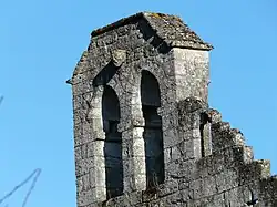 Clocher-mur du prieuré avec modillon sculpté.