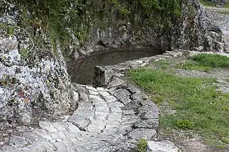 Lavogne ; rigole du bassin.