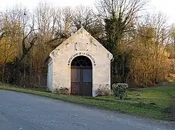 Chapelle Notre-Dame-de-la-Compassion, vue sur le bord de la route menant à Folleville.